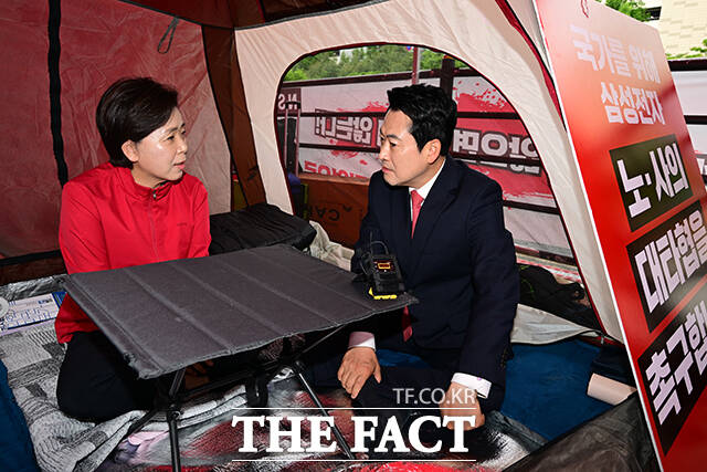 방문을 마친 장동혁 대표와 양향자 후보가 악수를 하고 있다.