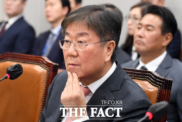 [더팩트ㅣ국회=이새롬 기자] 김대기 대통령 비서실장이 7일 오전 서울 여의도 국회 운영위원회의 대통령 비서실 등에 대한 국정감사에 출석해 의원 질의를 듣고 있다.