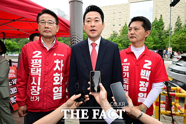 방문을 마친 장동혁 대표와 양향자 후보가 악수를 하고 있다.
