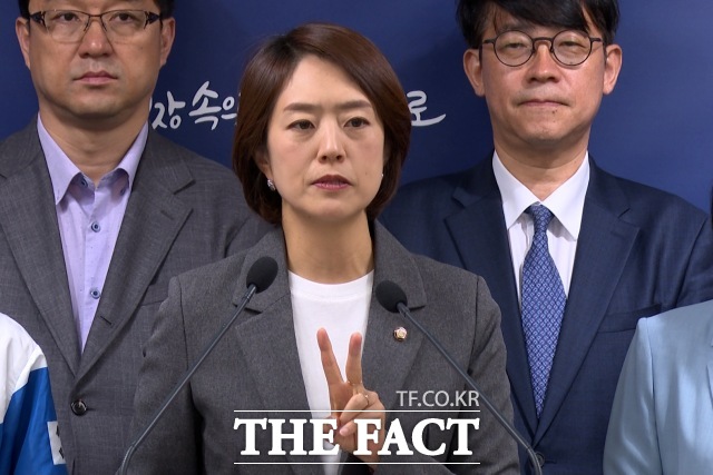 정원오 더불어민주장 서울시장 후보 선거대책위원회 오세훈10년 심판본부 고민정 공동본부장이 19일 오전 서울시의회 기자회견장에서 GTX 철근누락에 따른 오세훈 시정의 심각한 안전불감증 및 은폐 기자회견을 하고 있다. /서울시의회=김기범 기자