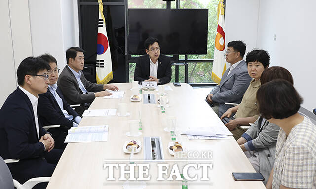 소공누리센터(소공동 주민센터)에 마련된 사전투표소에서 사전투표 준비상황 보고받는 김민재 행정안전부 차관.