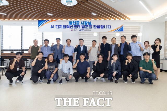 19일 정헌율 익산시장이 AI 디지털 혁신센터를 방문해 입주기업과 간담회 사진을 촬영하고 있다. /익산시