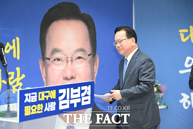 김부겸 더불어민주당 대구시장 후보가 19일 오전 대구 달서구에 마련된 선거사무소에서 공약을 발표하고 있다. /대구=박헌우 기자