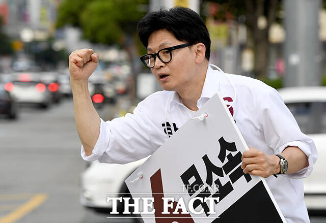 한동훈 무소속 부산 북구갑 국회의원 후보가 19일 오후 부산 북구 덕천교차로에서 시민들에게 퇴근길 인사를 하고 있다. /부산=박상민 기자