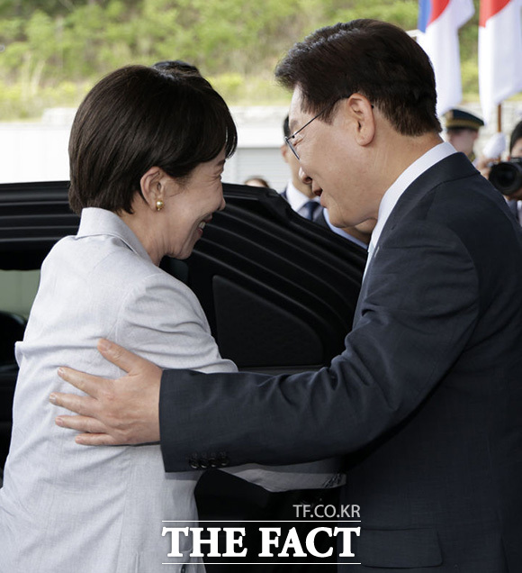한일 소인수 회담 갖는 이재명 대통령(오른쪽)과 다카이치 사나에 일본 총리. /청와대