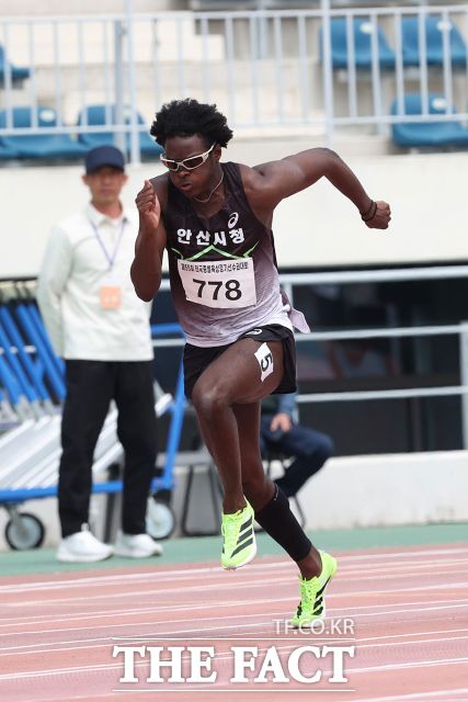 비웨사가 지난달 30일 목포에서 열린 제55회 전국종별육상경기선수권대회 남자일반부 100m 에선에서 트랙을 질주하고 있다./목포=대한육상연맹