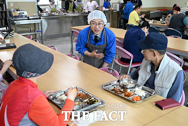 김남준 더불어민주당 계양을 재보궐선거 후보(왼쪽)가 19일 오전 인천 계양구 동양노인문화센터에서 배식 봉사를 하고 있다. /인천=서예원 기자