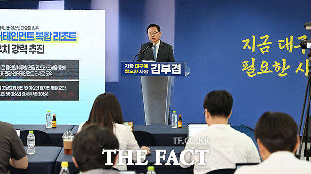 김부겸 더불어민주당 대구시장 후보가 19일 오전 대구 달서구에 마련된 선거사무소에서 공약을 발표하고 있다. /대구=박헌우 기자