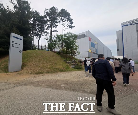 19일 오후 1시쯤 삼성전자 화성캠퍼스. 직원들이 인근 식당가에서 식사를 하고 회사로 복귀하고 있다. /박아론 기자