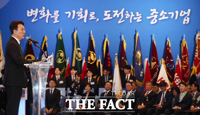 김민석 국무총리가 19일 서울 영등포구 중기중앙회 KIBIZ홀에서 열린 2026년 대한민국 중소기업인 대회에 참석해 격려를 하고 있다.