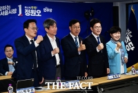  파이팅 외치는 위성곤 제주도지사 후보와 정원오 서울시장 후보 [포토]