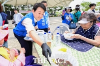  '자장면 배달'하는 김용남·김재연 평택을 후보 [TF사진관]