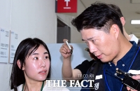  취재진 질문 받으며 회의실 입장하는 최승호 위원장 [포토]