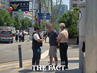  [단독] 만취해 오토바이 몰고 경찰청서 행패…방호관 제지로 체포