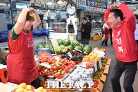  '머리 위 하트' 상인들과 인사 나누는 유정복 인천시장 후보 [포토]