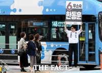  퇴근길 시민들에게 인사하는 한동훈 후보 [TF사진관]
