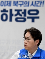  '이제 북구의 시간!' 현수막 앞 하정우 [포토]