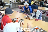  배식 봉사 마친 김남준 후보, 시민들 향해 '엄지 척' [포토]