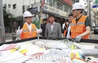  '불법현수막 정비·사전투표소 점검'...지선 관리에 구슬땀 흘리는 김민재 차관 [TF사진관]