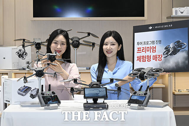 DJI와 핫셀블라드가 국내 최초로 플래그십 스토어를 오픈한 20일 오전 서울 강남구 가로수길 매장에서 모델들이 DJI 제품을 소개하고 있다. /송호영 기자