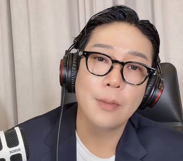 가수 MC몽이 18일과 19일, 이틀 연속 라이브 방송을 진행하며 여러 연예인들의 실명을 언급한 가운데 누군가의 이름, 평판, 사생활이 걸려 있는 문제라면 더욱 신중해야는 지적이 나오고 있다. /MC몽 SNS틱