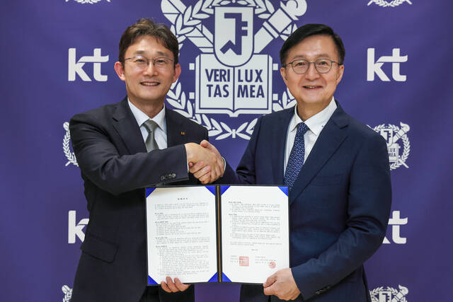 박윤영 KT 대표이사(왼쪽부터)와 유홍림 서울대학교 총장이 20일 인공지능(AI) 정보보안 분야 인재양성, 산학 연구협력, 기술교류와 공동 협력 기반 조성을 위한 양해각서를 체결하고 기념촬영을 하고 있다. /KT