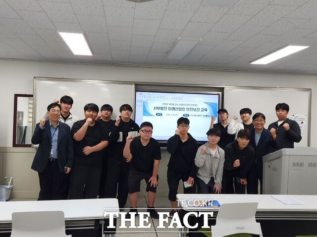 20일 충남도교육청이 한국서부발전과 협력해 공주마이스터고 학생들에게 산업안전 교육을 진행하는 중 기념 촬영을 하고 있다. /충남도교육청