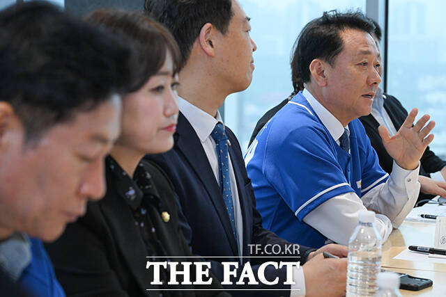 이광재 더불어민주당 경기 하남 갑 국회의원 후보가 20일 오전 경기 하남시 한 아파트 단지에서 열린 ‘감일총연 주관 학부모 교육간담회’에 참석해 참가자들의 질의에 답하고 있다. /하남=김성렬 기자