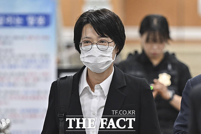 '쿠팡 퇴직금 미지급 사건' 관련 직권남용 권리행사 방해 및 국회에서의 증언·감정 등에 관한 법률 위반 혐의를 받는 엄희준 광주고검 검사(왼쪽)와 직권남용 권리행사 방해 혐의를 받는 김동희 부산고검 검사가 20일 오전 서울 서초구 서울중앙지법에서 열린 첫 공판에 출석하고 있다. /사진공동취재단
