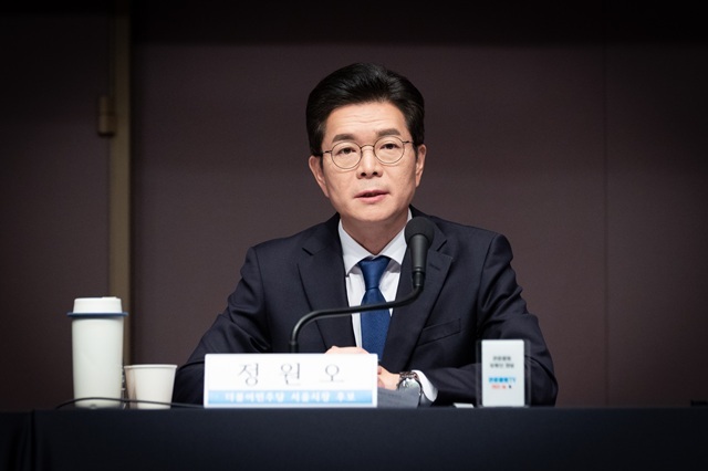 정원오 더불어민주당 서울시장 후보가 20일 오전 11시 서울 중구 한국프레스센터에서 열린 관훈클럽 초청 토론회에서 참석해 오세훈 국민의힘 서울시장 후보의 책임론을 제기했다. /정원오 캠프