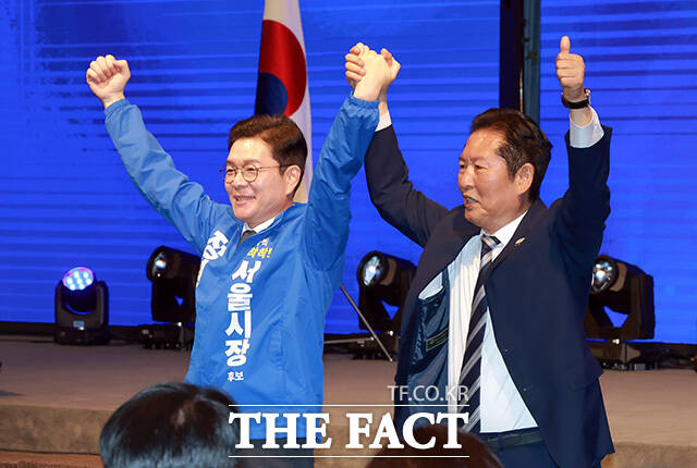 더불어민주당 상임총괄선대위원장인 정청래 대표가 11일 서울 영등포구 여의도 중소기업중앙회 KBIZ홀에서 열린 서울 공천자대회에 참석해 인사말을 마친 뒤 민주당 정원오 서울시장 후보 손을 잡고 있다. /남용희 기자