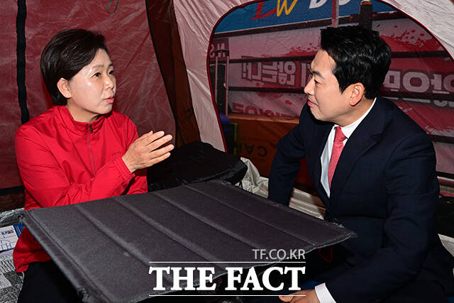 장동혁 국민의힘 대표가 19일 오전 경기 평택시 삼성전자 평택캠퍼스 앞에 마련된 양향자 국민의힘 경기도지사 후보의 무기한 단식 농성 텐트를 격려 방문하고 있다. /남윤호 기자