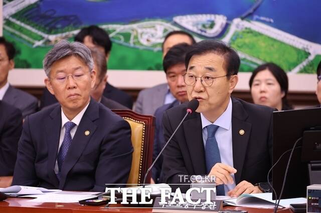 김윤덕 국토교통부 장관이 20일 오전 서울 여의도 국회에서 열린 국토교통위원회 전체회의에서 의원 질의에 답변하고 있다. /뉴시스