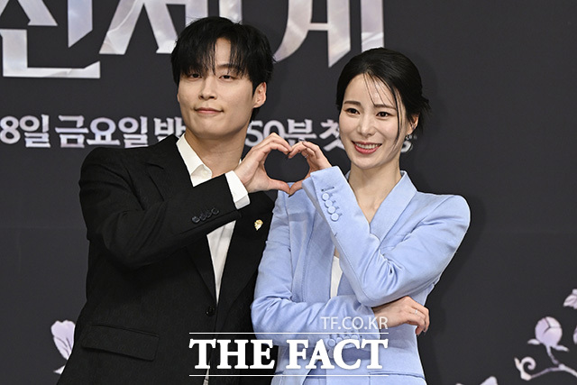 배우 허남준(왼쪽)과 임지연이 호흡을 맞춘 SBS 금토드라마 '멋진 신세계'가 2주 연속 넷플릭스 글로벌 톱10 차트에 이름을 올렸다. 사진은 지난 7일 서울 양천구 목동 SBS에서 열린 '멋진 신세계' 제작발표회에 참석한 모습. /송호영 기자
