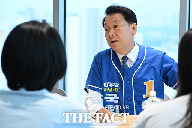 이광재 더불어민주당 경기 하남 갑 국회의원 후보가 20일 오전 경기 하남시 한 아파트 단지에서 열린 ‘감일총연 주관 학부모 교육간담회’에 참석해 참가자들의 질의에 답하고 있다. /하남=김성렬 기자