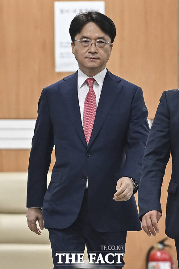 박현종 전 BHC 회장이 20일 오후 서울 서초구 서울중앙지방법원에서 열린 횡령·배임 혐의 공판에 출석하고 있다./사진공동취재단