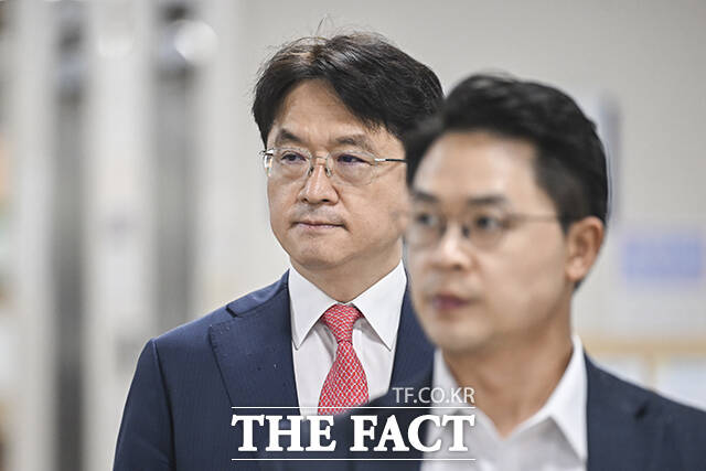 박현종 전 BHC 회장이 20일 오후 서울 서초구 서울중앙지방법원에서 열린 횡령·배임 혐의 공판에 출석하고 있다./사진공동취재단