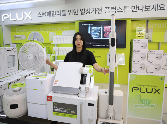 롯데하이마트가 PB 'PLUX' 론칭 후인 2025년 4월부터 2026년 3월까지 1년간 매출을 분석해본 결과, PB 전체 매출이 전년 동기 대비 15% 증가한 것으로 나타났다. 특히 올해 들어 1분기 기준으로는 전년 동기 대비 26%로 신장하며, 신장폭이 더 커지고 있어 향후 성장성이 기대된다. /롯데하이마트