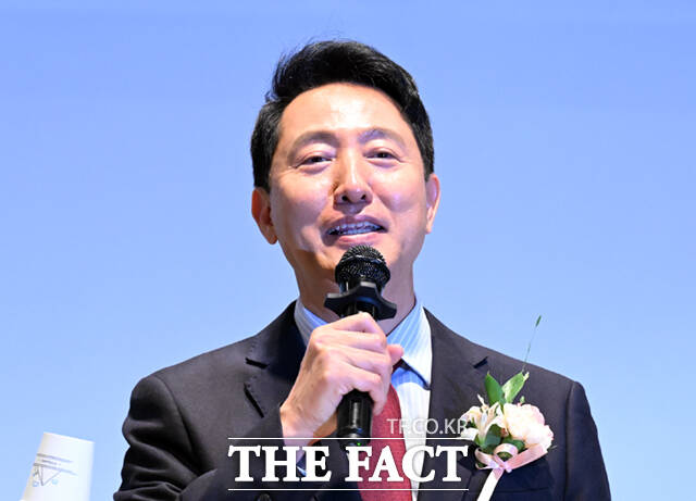 오세훈 국민의힘 서울시장 후보가 경찰·소방관을 보호하기 위한 공약을 발표했다. 사진은 오 후보가 20일 서울 송파구 교통회관에서 열린 서울시 개인택시운송사업조합 제56주년 창립기념식에 참석해 인사말을 하고 있는 모습이다. /이새롬 기자