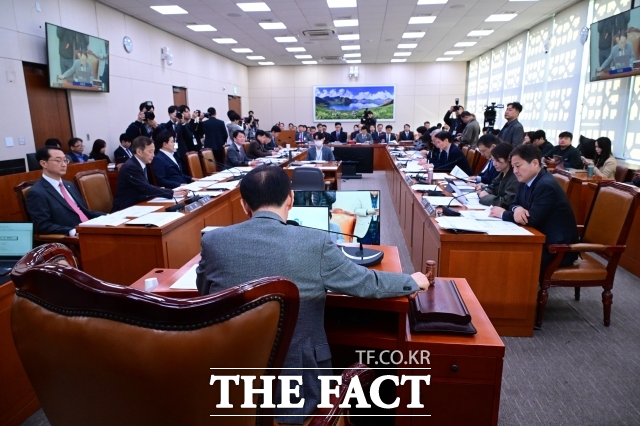 국민의힘은 정부 대응이 늦고 소극적이라고 비판했다. 사진은 지난해 서울 여의도 국회에서 열린 외교통일위원회 전체회의에서 김석기 위원장이 의사봉을 두드리는 모습. /남윤호 기자