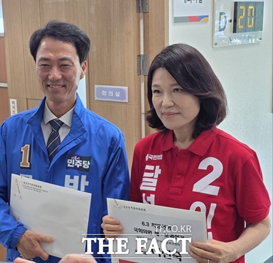 대구시 달성군 국회의원 보궐선거 박형룡 민주당 후보(왼쪽)와 이진숙 국민의힘 후보가 지난 14일 달성군 선관위에서 후보 등록을 하고 있다. /이진숙 선거캠프