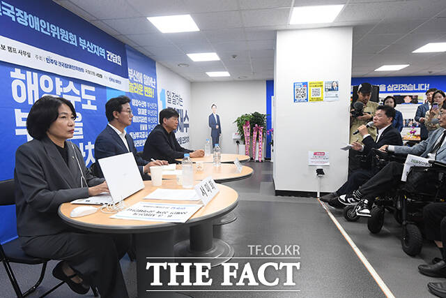 전 후보(왼쪽 두 번째)가 한 참석자의 발언을 듣고 있다.