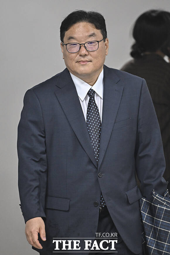 '쿠팡 퇴직금 미지급 사건' 관련 직권남용 권리행사 방해 및 국회에서의 증언·감정 등에 관한 법률 위반 혐의를 받는 엄희준 광주고검 검사(왼쪽)와 직권남용 권리행사 방해 혐의를 받는 김동희 부산고검 검사가 20일 오전 서울 서초구 서울중앙지법에서 열린 첫 공판에 출석하고 있다. /사진공동취재단