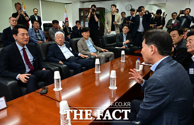 오세훈 국민의힘 서울시장 후보가 20일 서울 송파구 교통회관을 찾아 회원사들을 만나 애로사항을 청취하고 있다.