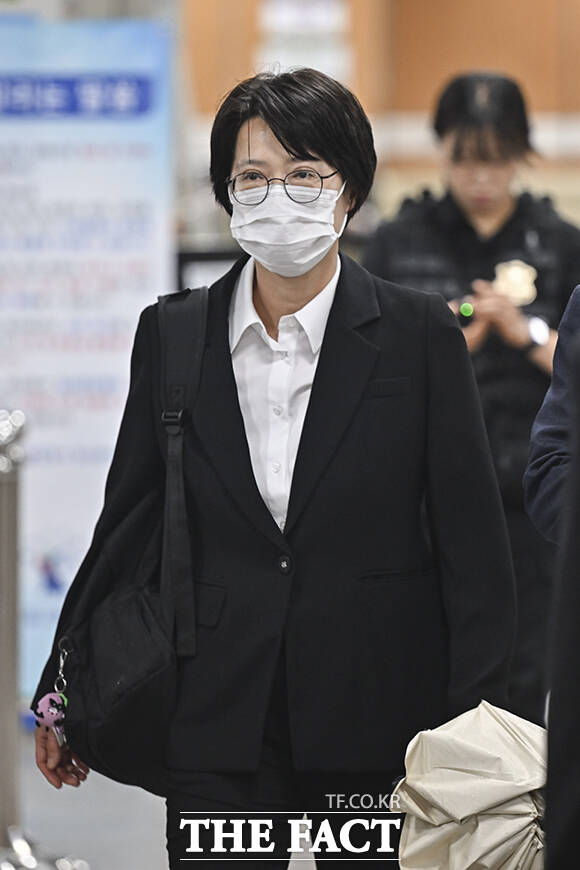 '쿠팡 퇴직금 미지급 사건' 관련 직권남용 권리행사 방해 및 국회에서의 증언·감정 등에 관한 법률 위반 혐의를 받는 엄희준 광주고검 검사(왼쪽)와 직권남용 권리행사 방해 혐의를 받는 김동희 부산고검 검사가 20일 오전 서울 서초구 서울중앙지법에서 열린 첫 공판에 출석하고 있다. /사진공동취재단