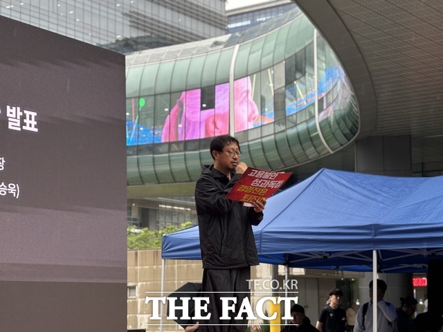 서승욱 카카오 노조 지회장이 20일 경기 성남시 판교역 광장에서 결의대회에서 발언하고 있다. /최문정 기자