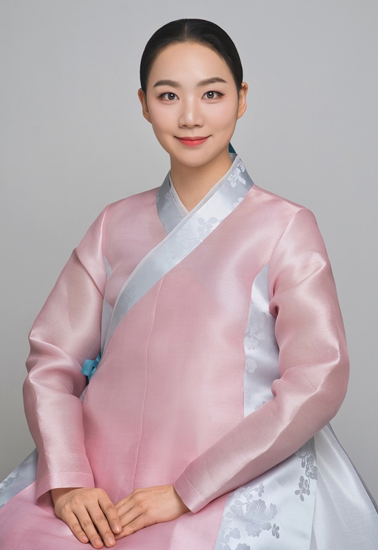 국악인 이다연은 중앙대학교 예술대학 연희예술학부와 한국예술종합학교 예술전문사를 수료했으며, 현역가왕의 홍지윤과 대학 동기이고, 미스트롯 송가인이 대학 선배다. /이다연 SNS