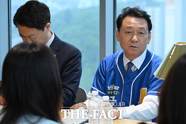 이광재 더불어민주당 경기 하남 갑 국회의원 후보가 20일 오전 경기 하남시 한 아파트 단지에서 열린 ‘감일총연 주관 학부모 교육간담회’에 참석해 참가자들의 질의에 답하고 있다. /하남=김성렬 기자