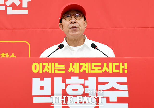 박형준 국민의힘 부산시장 후보가 20일 오후 부산 연제구 부산광역시의회 브리핑룸에서 5호 공약을 발표하고 있다. /부산=박상민 기자