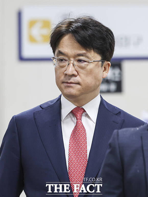 박현종 전 BHC 회장이 20일 오후 서울 서초구 서울중앙지방법원에서 열린 횡령·배임 혐의 공판에 출석하고 있다./사진공동취재단